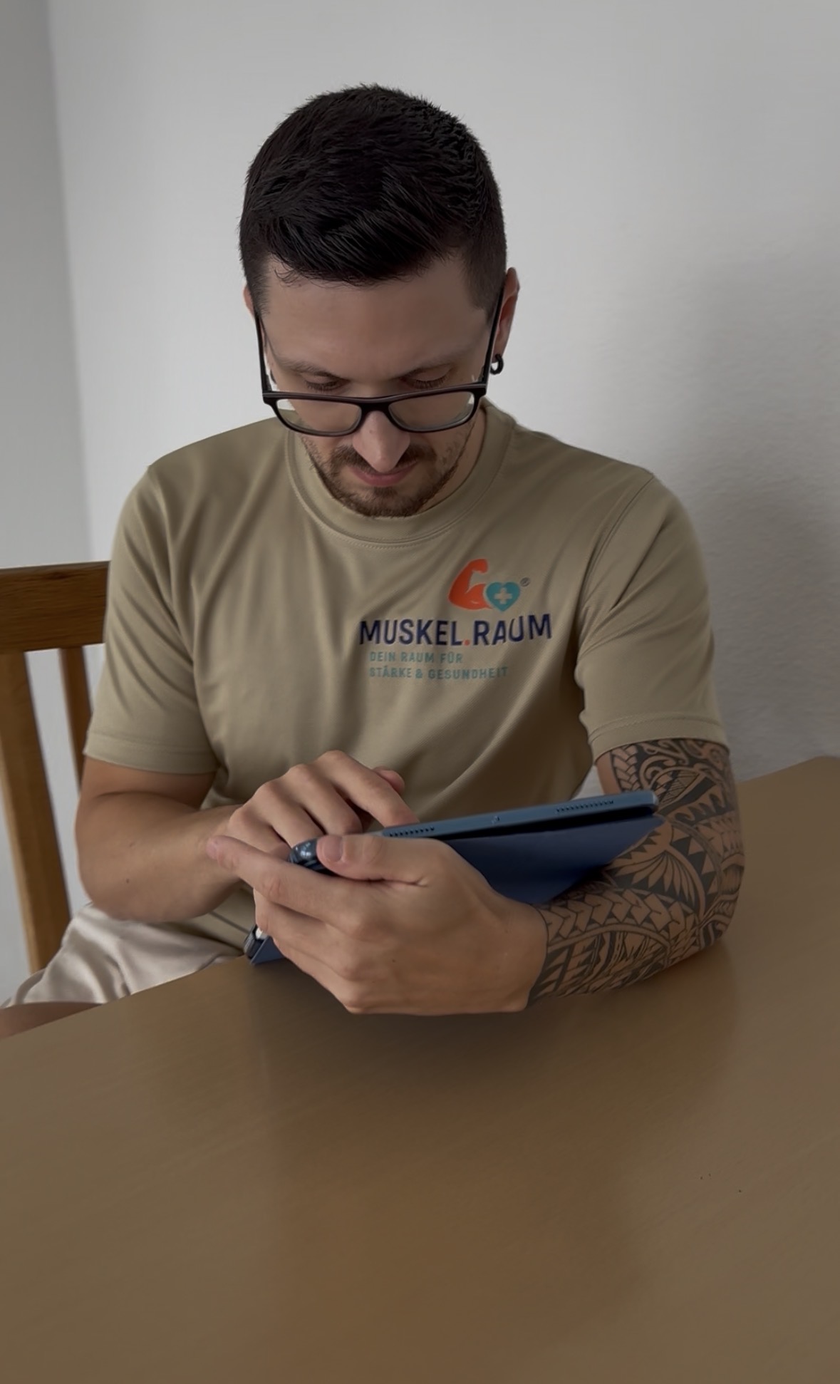 Florian Zadrazil bei der Planung und Dokumentation im Gesundheitskontext