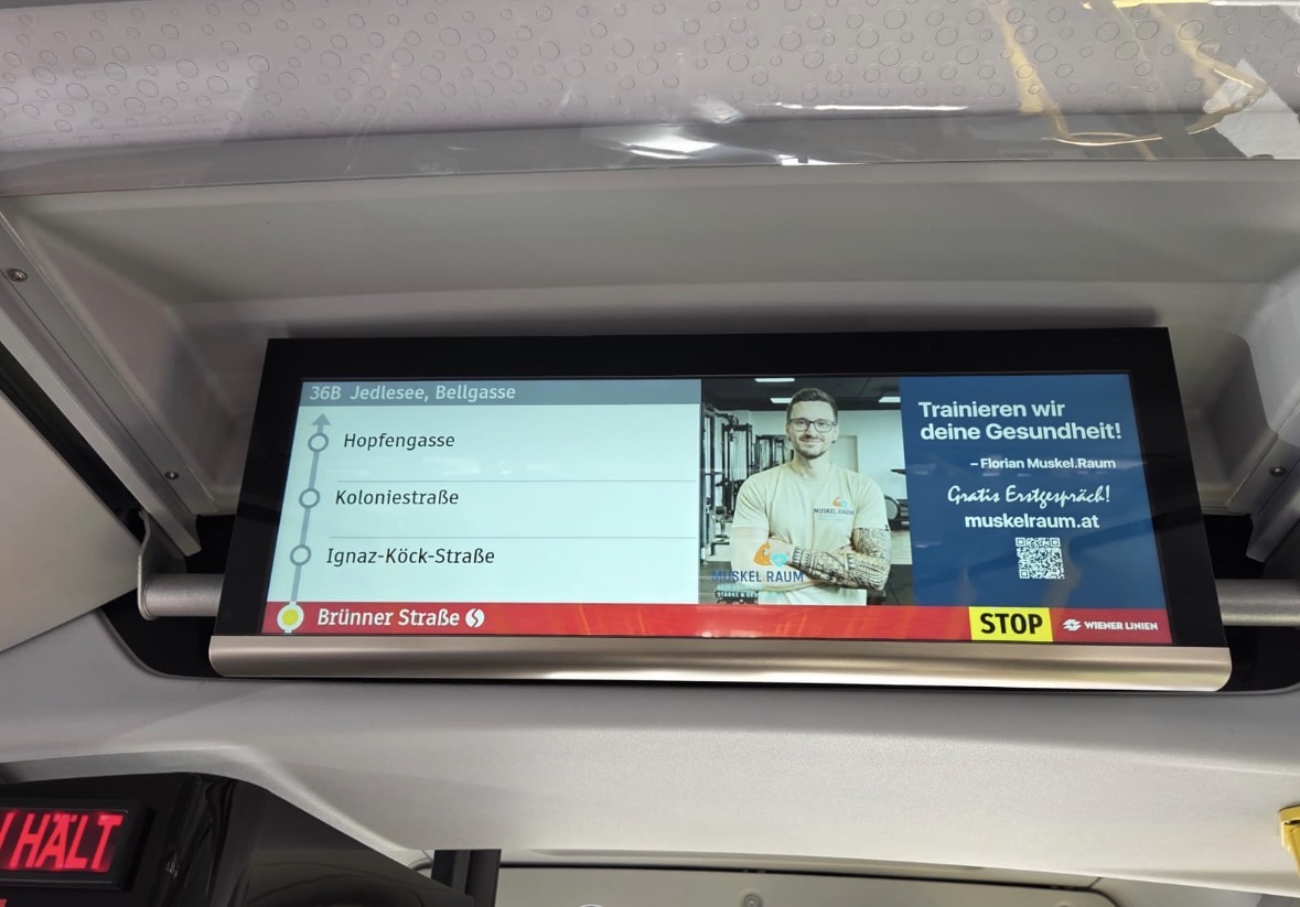 Muskel.Raum Werbung in einer Wiener Straßenbahn